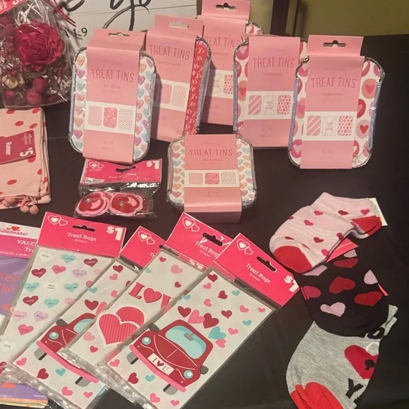 Valentine's Day Party Supplies Set - Picture 4 of 7